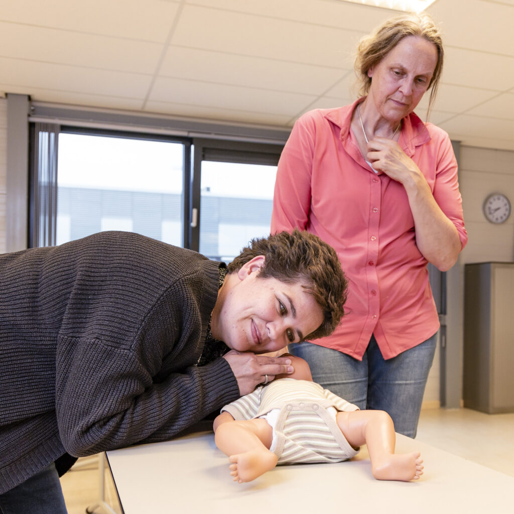 Reanimatie van baby tijdens oefening